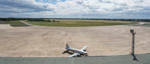 Blick über das Rollfeld und das Tempelhofer Feld.