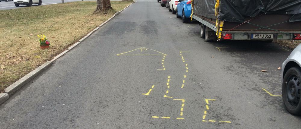 Mit gelber Farbe markierte die Polizei die Position des Pkw und des Rades.