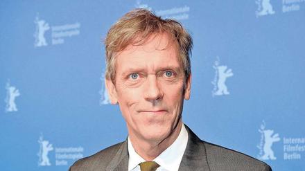 Kann auch fies. Hugh Laurie spielt in der Spionageserie „The Night Manager“ den skrupellosen Waffenhändler Richard Ronslow Roper. Die sechs Folgen nach dem Roman von John le Carré sind ab dem 28. März exklusiv bei Amazon Prime zu sehen. 