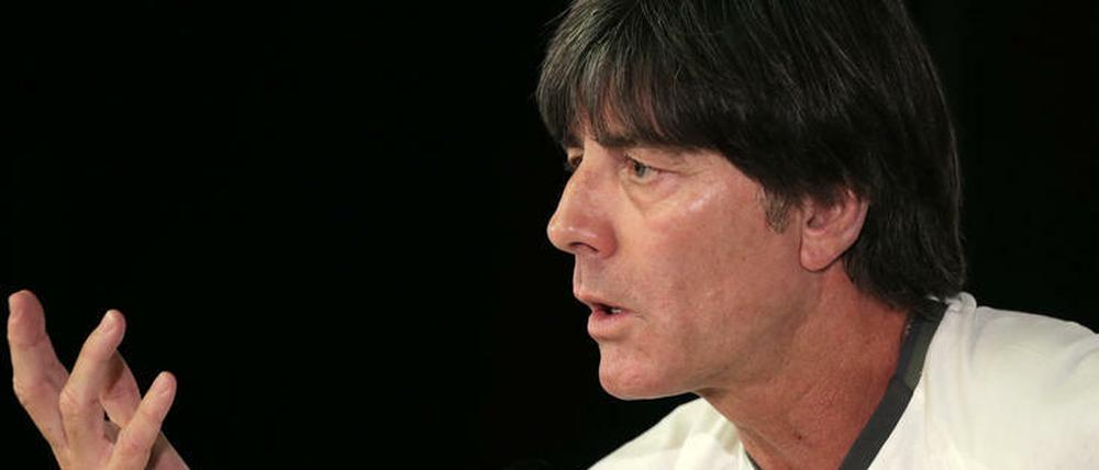 Joachim Löw am Karfreitag bei der Pressekonferenz vor dem England-Spiel.