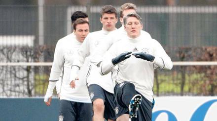 Reihenweise Problemfälle. Bastian Schweinsteiger hangelt sich von Reha zu Verletzung und umgekehrt, André Schürrle ist außer Form und Mario Götze spielt im Verein fast nie. Nur auf Thomas Müller ist wie immer Verlass. 