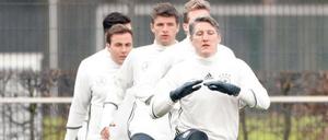 Reihenweise Problemfälle. Bastian Schweinsteiger hangelt sich von Reha zu Verletzung und umgekehrt, André Schürrle ist außer Form und Mario Götze spielt im Verein fast nie. Nur auf Thomas Müller ist wie immer Verlass.