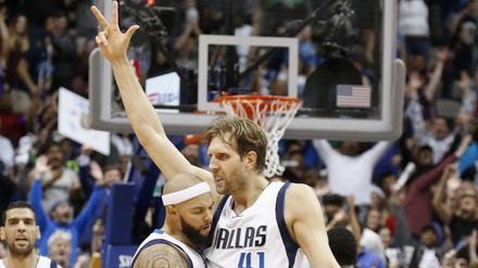 Dirk Nowitzki feiert seine 40 Punkte.