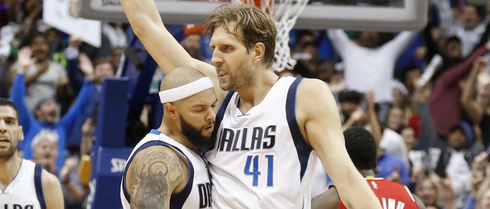 Dirk Nowitzki feiert seine 40 Punkte.
