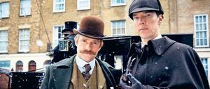 Für Sherlock-Holmes-Verfilmungen ist diese Garderobe an sich nicht ungewöhnlich. Für die „Sherlock“-Reihe mit Benedict Cumberbatch (re.) als Detektiv und seinen Partner Watson (Martin Freeman) schon, denn sie lösen ihre Fälle sonst in der Gegenwart.