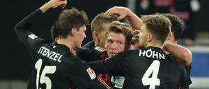 In der Mitte der Gesellschaft. Mike Frantz von Freiburg bejubelt seinen 1:0-Treffer mit seinen Mitspielern Pascal Stenzel (l) und Immanuel Höhn (r).
