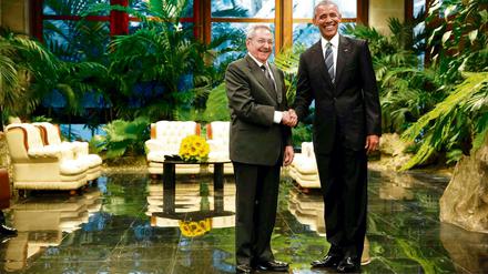 US-Präsident Barack Obama und Kubas Präsident Raúl Castro trafen sich im Revolutionspalast zu einem historischen Händedruck.