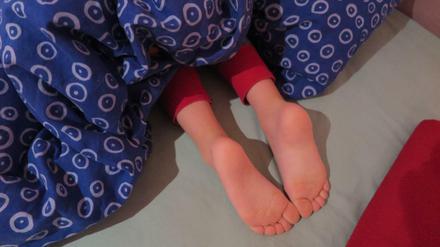 Lieber nochmal umdrehen: Kinder schlafen gerne aus, vor allem unter der Woche - am Wochenende sind sie dafür schon früh putzmunter