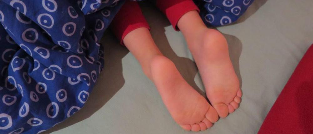 Lieber nochmal umdrehen: Kinder schlafen gerne aus, vor allem unter der Woche - am Wochenende sind sie dafür schon früh putzmunter