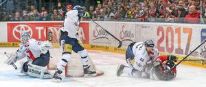 Schlüsselszene. Milan Jurcina (r.) checkt Jean-Francois Boucher - im der anschließenden Überzahl treffen die Kölner zweimal.