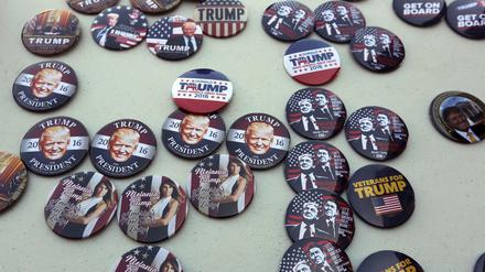 Sie fehlen bei keinem Auftritt Donald Trumps während seiner Kampagne: Buttons von ihm und seiner Ehefrau Melania.
