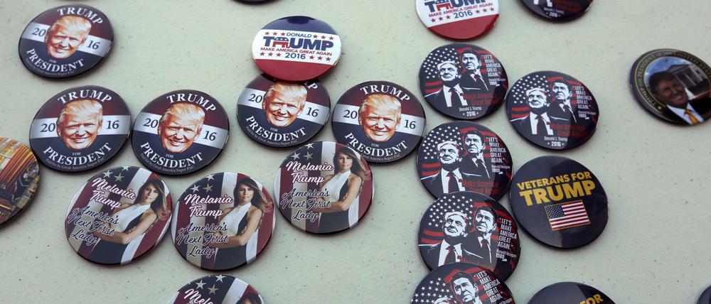 Sie fehlen bei keinem Auftritt Donald Trumps während seiner Kampagne: Buttons von ihm und seiner Ehefrau Melania. 