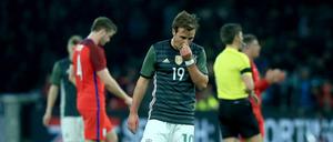 Mario Götze steht nach der Niederlage gegen England auf dem Rasen.