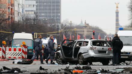 Tatort Bismarckstraße: Am Dienstag, 15. März, explodierte hier morgens ein Sprengsatz an einem Passat; der Fahrer starb noch am Tatort. Jetzt sucht die Polizei einen wichtigen Zeugen.