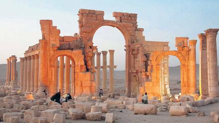 Vor der Zerstörung. Der berühmte Triumphbogen von Palmyra existiert so nicht mehr. IS-Terrormilizen sprengten ihn in die Luft, nur ein Teilbogen blieb. Foto: dpa/Youssef Badawi