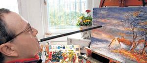 Thomas Kahlau malt mit einem 80 Zentimeter langen Pinsel. Die Länge muss sein – der Perspektive wegen.