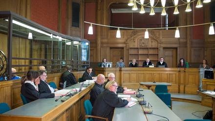 Die drei Angeklagten sitzen im September 2014 bei der Hauptverhandlung wegen der tödlichen Schüsse auf einen Berliner Türsteher im Sitzungssaal des Landgerichts in Berlin.