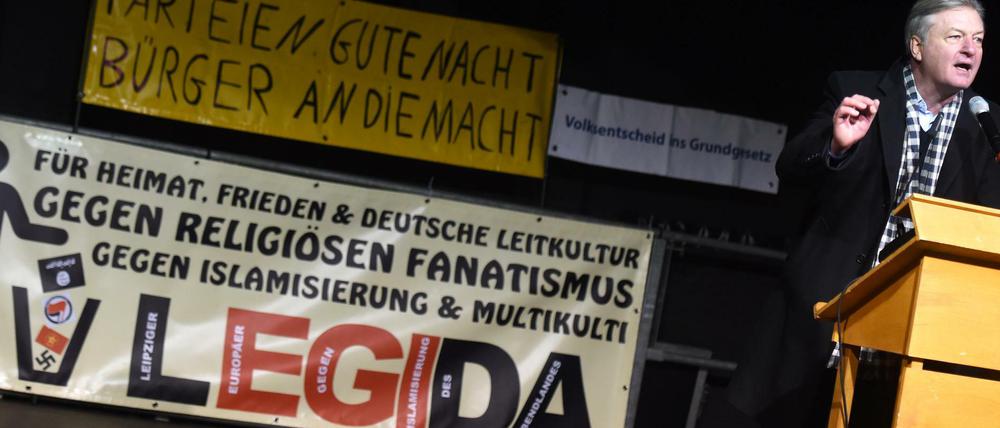 Jürgen Elsässer spricht im Januar 2015 auf einer Demonstration des Pegida-Ablegers Legida in Leipzig 