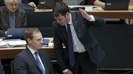Michael Müller (l, SPD), Regierender Bürgermeister, und sein Staatssekretär Björn Böhning, Chef der Senatskanzlei, sollen ihrem Vertrauten Diwell zu einen Beratervertrag verholfen haben.