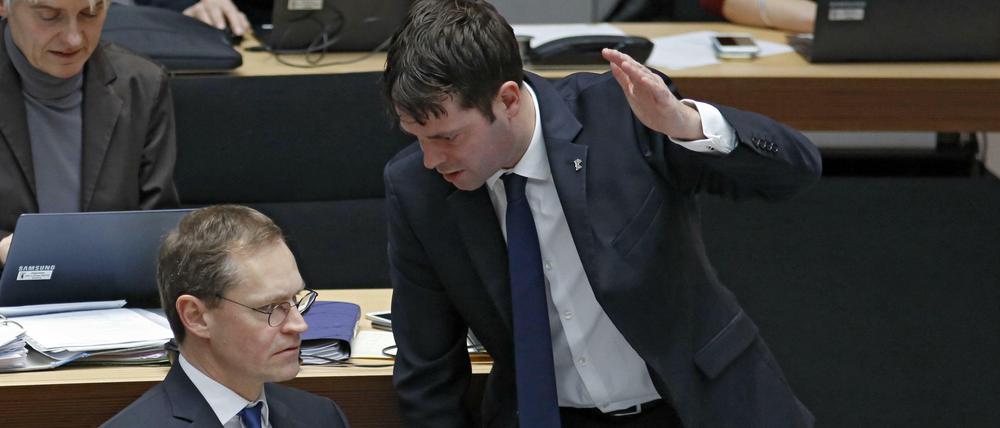 Michael Müller (l, SPD), Regierender Bürgermeister, und sein Staatssekretär Björn Böhning, Chef der Senatskanzlei, sollen ihrem Vertrauten Diwell zu einen Beratervertrag verholfen haben.
