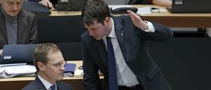 Michael Müller (l, SPD), Regierender Bürgermeister, und sein Staatssekretär Björn Böhning, Chef der Senatskanzlei, sollen ihrem Vertrauten Diwell zu einen Beratervertrag verholfen haben.