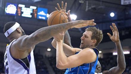 Kaum ein Durchkommen. Dirk Nowitzki gelangen in Sacramento 14 Punkte und fünf Rebounds.