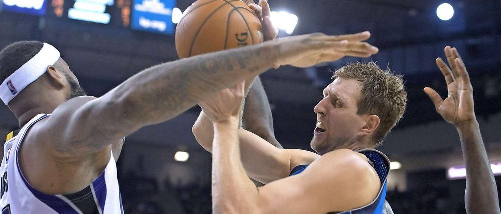 Kaum ein Durchkommen. Dirk Nowitzki gelangen in Sacramento 14 Punkte und fünf Rebounds.