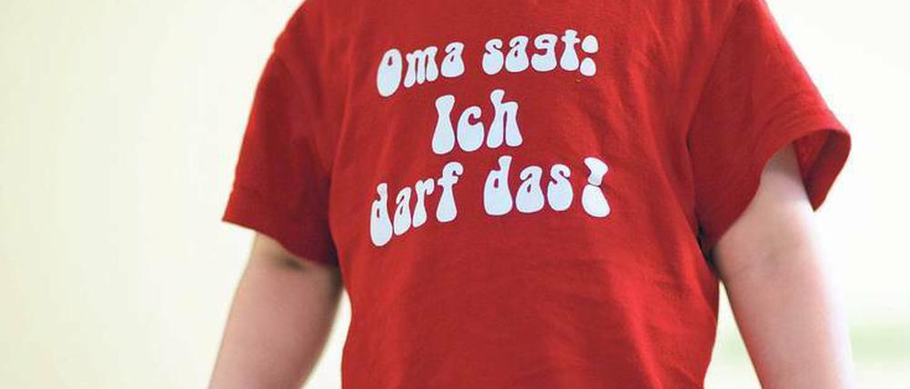 Na dann mach mal! Konkret und abstrakt zugleich. Das ist das Geheimnis des lustigen Aufdrucks. Und noch lustiger wird’s, wenn damit mehrere Leute rumlaufen. 