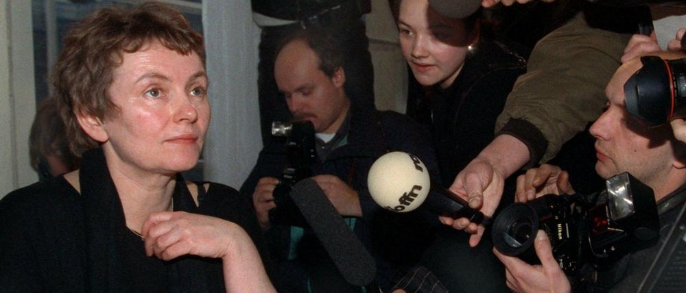 Bärbel Bohley beim ersten Einblick in ihre Stasi-Akte 1992. Die DDR Bürgerrechtlerin starb 2010.