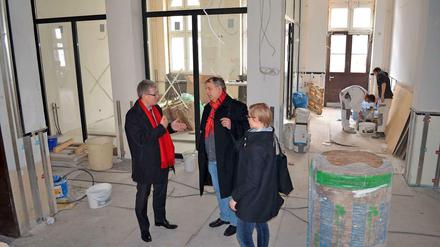 Bürgermeister Kleebank (links) mit den Architekten Georg Hagemann und Anja Wiedemann in der künftigen Eingangshalle.