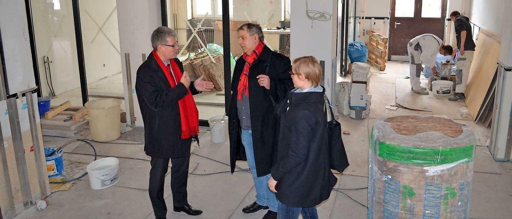 Bürgermeister Kleebank (links) mit den Architekten Georg Hagemann und Anja Wiedemann in der künftigen Eingangshalle.
