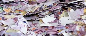 Zerschnittene und zerrissene Geldscheine.