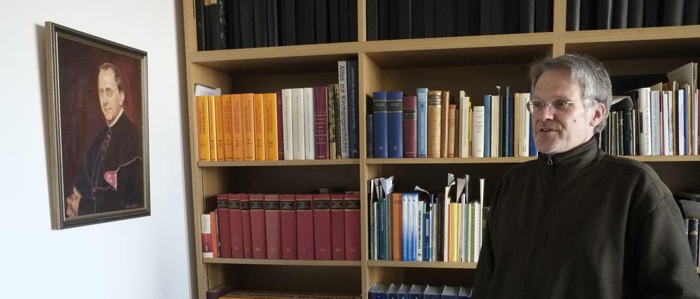 Alles für einen. Gotthard Klein war bereits als junger Archivar der Berliner Diözese an dem Verfahren zur Seligsprechung Bernhard Lichtenbergs (links auf dem Gemälde) beteiligt.