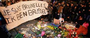 Menschen in Brüssel gedenken der Opfer der Anschläge.