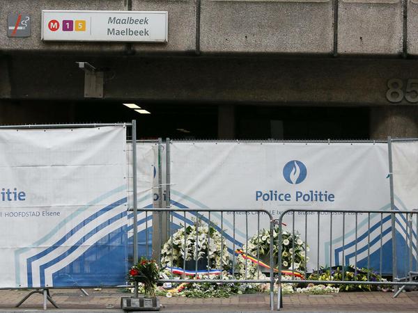 Der Eingang zur Metrostation Maelbeek - versperrt und von Blumen gesäumt.