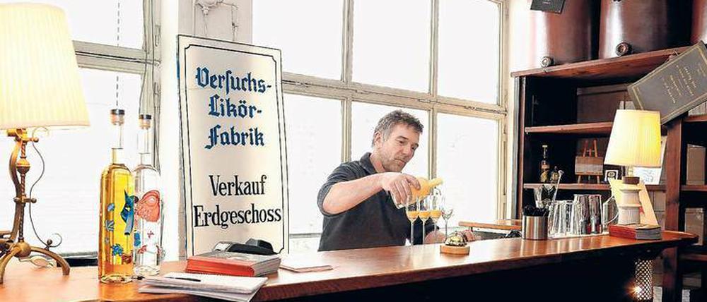 Na dann: Wöhlchen! An der Bar der Preußischen Spirituosenmanufaktur in Wedding lässt Geschäftsführer Gerald Schroff die Kunden gerne die produzierten Erzeugnisse probieren.