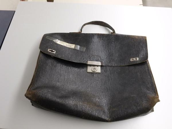 Seine Tasche. In seinem Archiv sammelt Postulator Gotthard Kleine private Gegenstände Lichtenbergs.