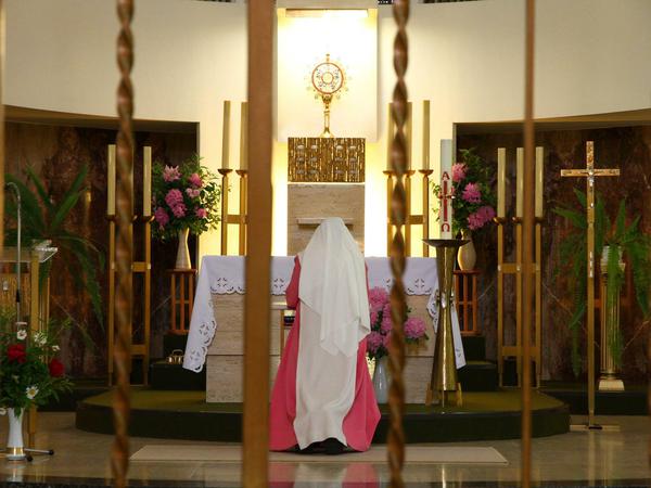 Stille Andacht. Eine der "Rosa Schwestern" im Anbetungskloster St. Gabriel.