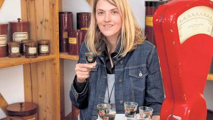 Prost! Petra Waldherr-Merk stellt den Kräuterlikör Hirschkuss (oben) her. Es ähnelt dem Likör von Dirk Verpoorten, dem Hirschrudel (links). 
