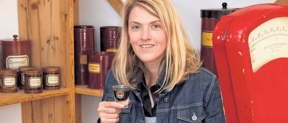 Prost! Petra Waldherr-Merk stellt den Kräuterlikör Hirschkuss (oben) her. Es ähnelt dem Likör von Dirk Verpoorten, dem Hirschrudel (links). 