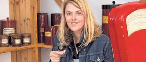 Prost! Petra Waldherr-Merk stellt den Kräuterlikör Hirschkuss (oben) her. Es ähnelt dem Likör von Dirk Verpoorten, dem Hirschrudel (links). 