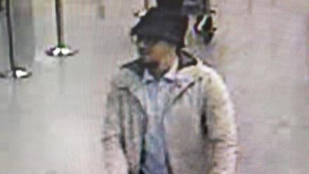 Doch nicht gefasst. Die Polizei sucht weiter nach diesem Mann, er ist einer der drei Flughafen-Attentäter von Brüssel.