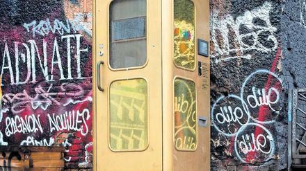 Disko. In den umgewandelten goldenen Telefonhäuschen erschallt Musik. 