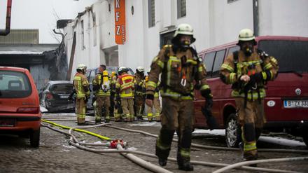 Nicht mehr viel zu retten: Einsatzkräfte der Berliner Feuerwehr bei den Löscharbeiten vor der brennenden KFZ-Lagerhalle in Berlin-Lichtenberg.