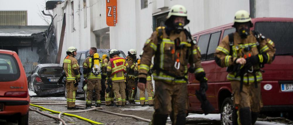 Nicht mehr viel zu retten: Einsatzkräfte der Berliner Feuerwehr bei den Löscharbeiten vor der brennenden KFZ-Lagerhalle in Berlin-Lichtenberg.