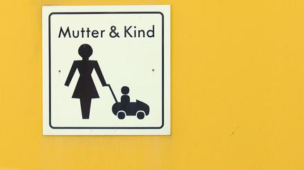 Lebensglück oder Parkposition. Darum, was eine Frau mit Kind leisten sollte, bricht regelmäßig Streit aus. Denn die Gesellschaft braucht berufstätige Mütter.