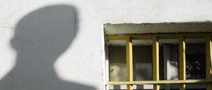 Der Schatten eines Mannes ist am 7. November 2009 neben dem letzten erhaltenen Gitterfenster des ehemaligen Geschlossenen Jugendwerkhofes Torgau in der heutigen Gedenkstätte in Torgau zu sehen. 