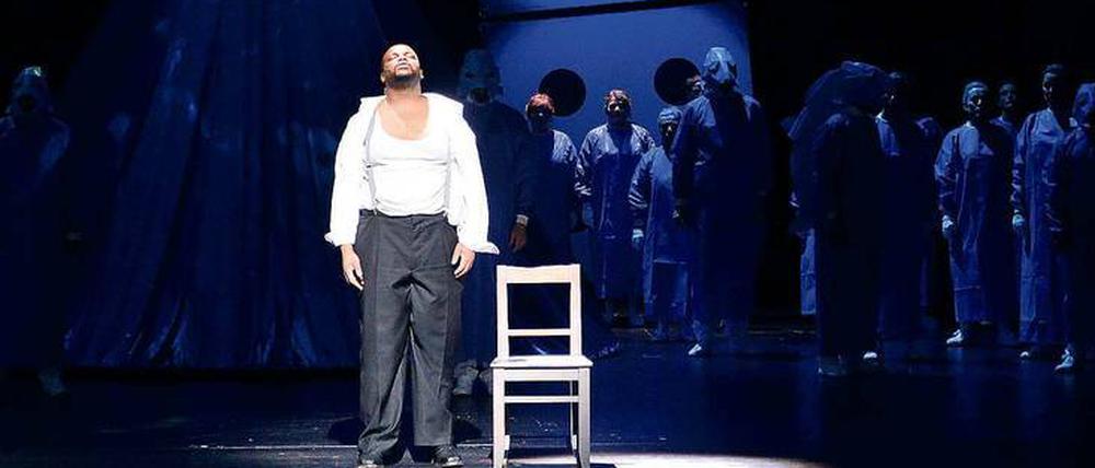 Revolutionäre Inbrunst. Siyabulela Ntale als Gutenberg mit dem Opernchor des Theaters Erfurt. 