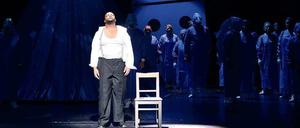 Revolutionäre Inbrunst. Siyabulela Ntale als Gutenberg mit dem Opernchor des Theaters Erfurt. 