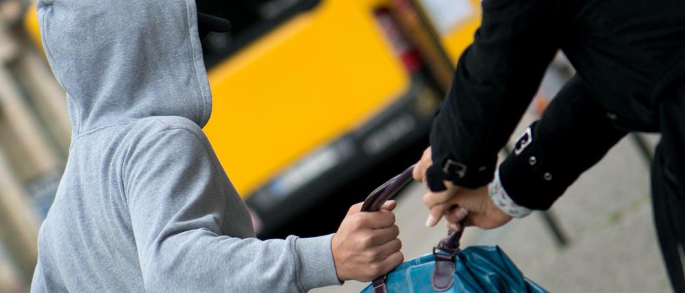 Augen auf und Hand aufs Geld. Eigentumsdelikte - hier ein Symbolbild - gehören in Berlin zum Alltag.